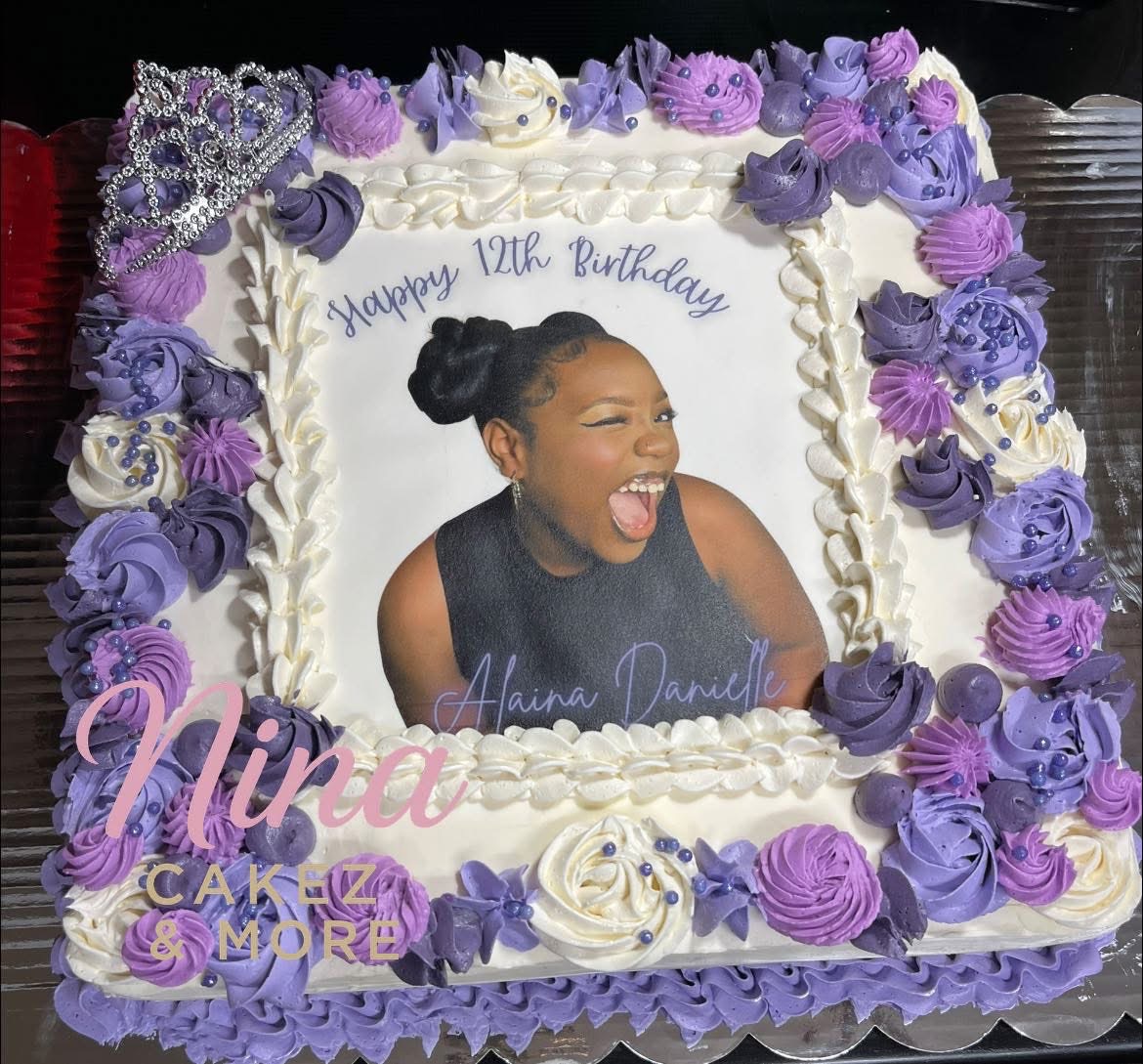 Deluxe Quarter Sheet Cake – Custom Image & Piping