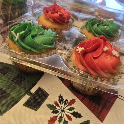 Vanilla Holiday Cupcake (4 Pack)