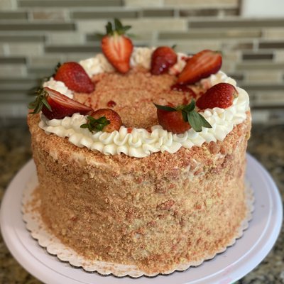 Strawberry crunch Cake 