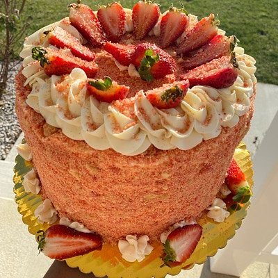 🍓9” 3 Layer Strawberry Crunch Cake🍓
