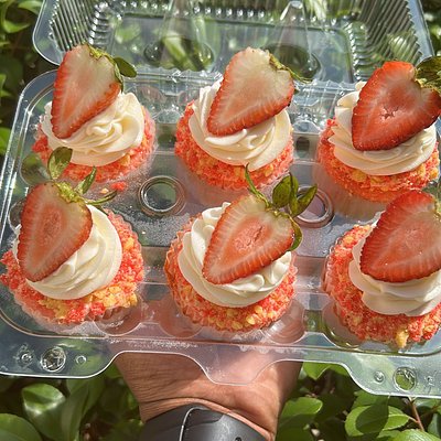 Strawberry Crunch Cupcakes 