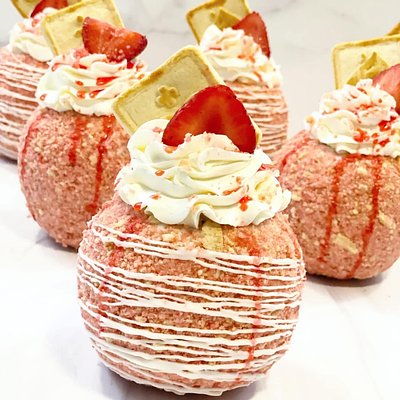 White chocolate strawberry cheesecake stuffed apple(inspired By Roshell Ingraham)