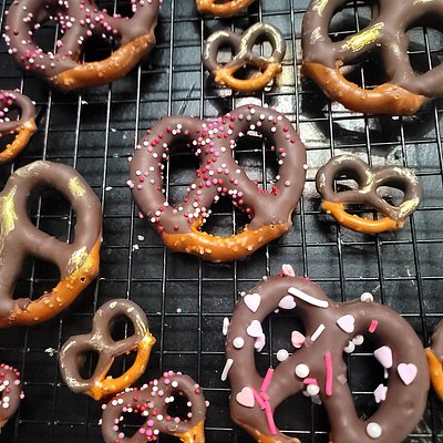 Chocolate Dipped Pretzels 
