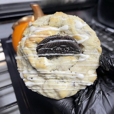 Half Dozen Cookies & Creme 