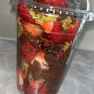 Dubai’s Chocolate Strawberry 16ounce Cup
