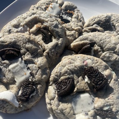 Marshmallow Stuffed Cookies & Cream Cookie Box