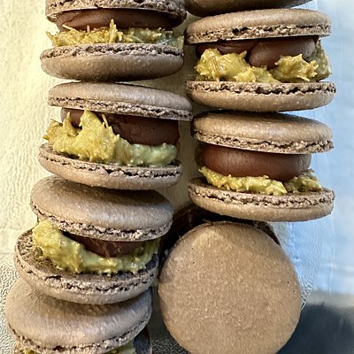 “Dubai” Chocolate Macarons 