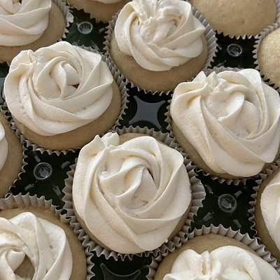 Cupcakes (Vanilla & Chocolate)