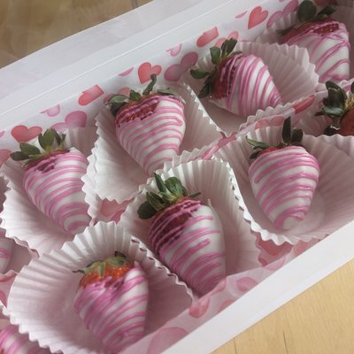 Chocolate Covered Strawberries 12 Count White Chocolate Covered With Drizzle