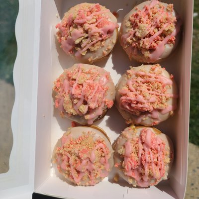Strawberry Crunch Donuts 🍩  ( 6 Count)