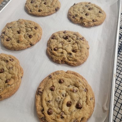 Mock Crumbl Cookies, Chocolate chip, 1/2 Dozen