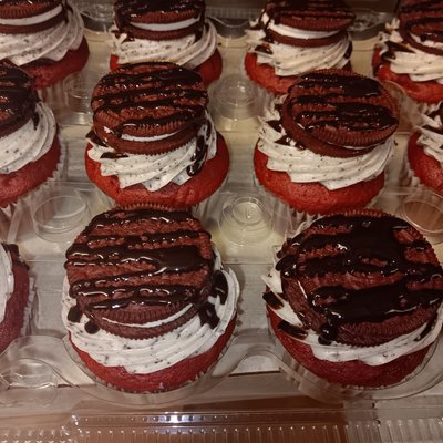 Red Velvet Oreo Crunch W/Chocolate Drizzle(Dz)