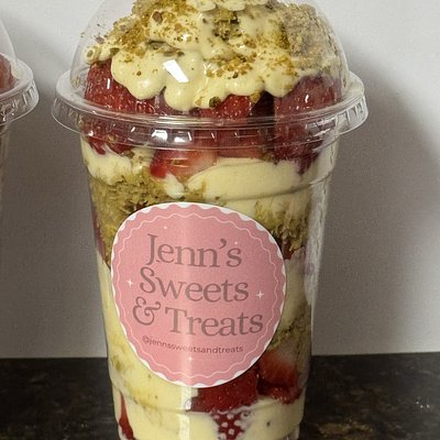 Mini Dubai White Choc Strawberry Cup