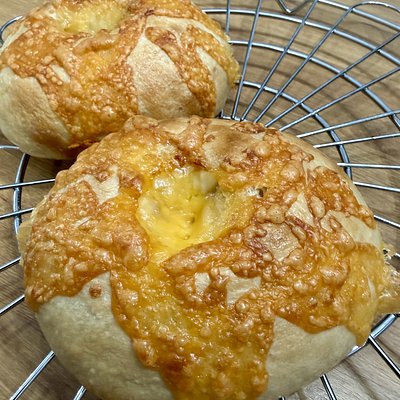 Sourdough Cheddar Bagels - 4 Count 
