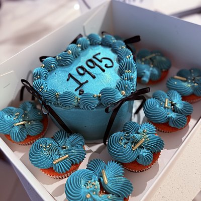 Bento cake w/ 8 cupcakes 