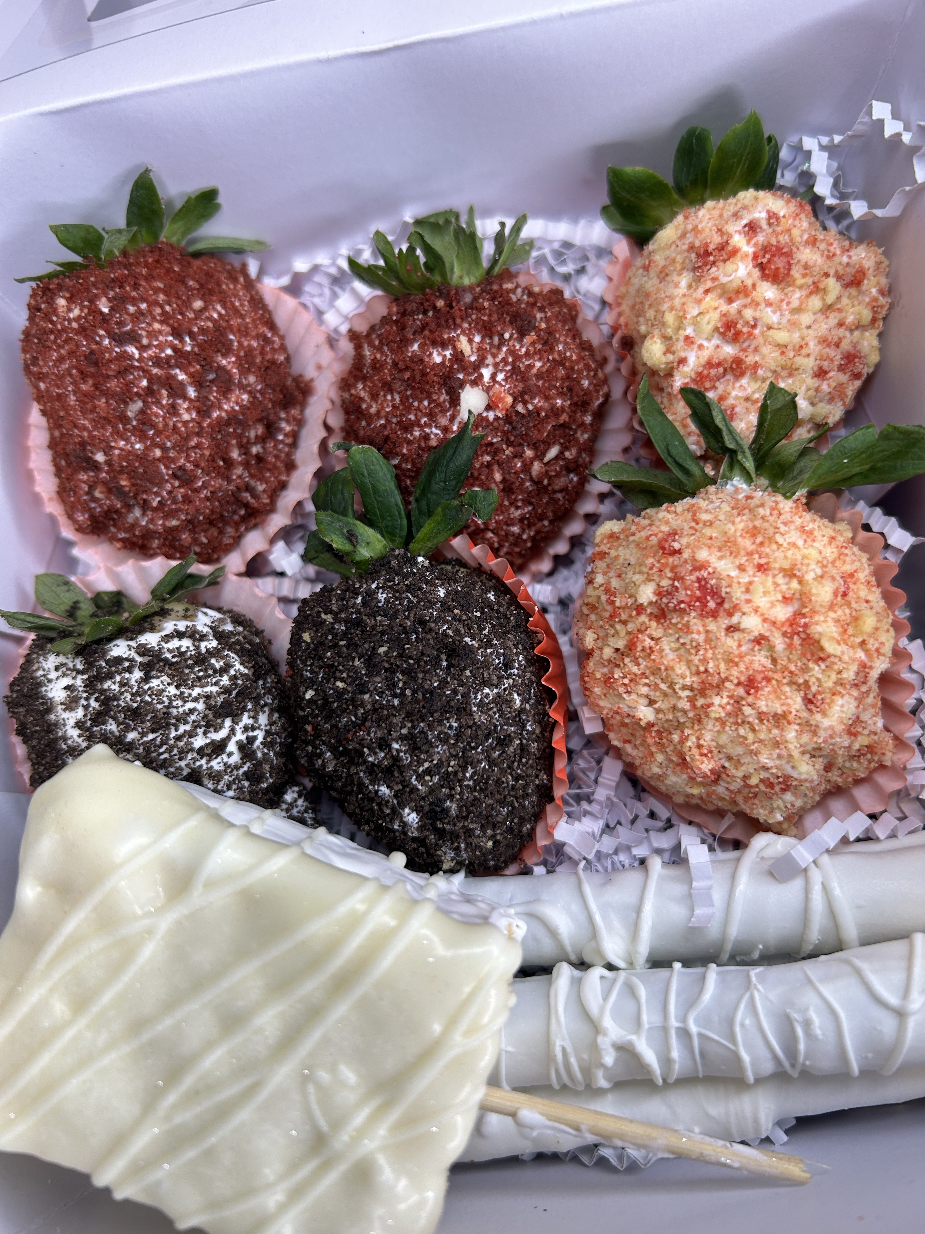 Treat Box (6 strawberries & 3 pretzels)