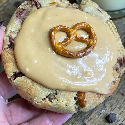 Salted Caramel Pretzel Cheesecake 