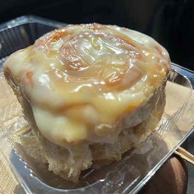 Lemon Cinnamon Roll With Lemon Glaze