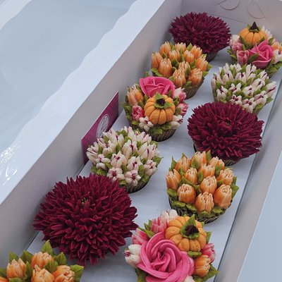 12 Fall/Thanksgiving Themed Cupcakes 