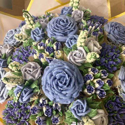 24 Deluxe Cupcake Bouquet