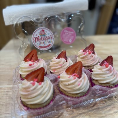 Strawberries & Cream Cupcakes 