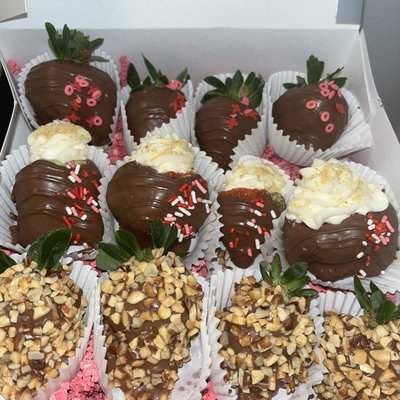 Assorted Dipped Strawberries (dozen)