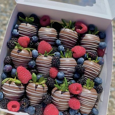 Fancy Chocolate Dipped Strawberries (6) With Fresh Fruit Filler 