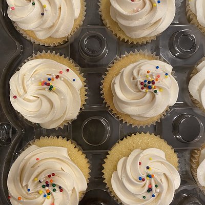 12 Vanilla Cupcakes