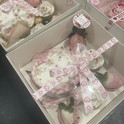 Bento Box - 6” Cake With 2 Cupcakes & 3 Chocolate Covered Strawberries 