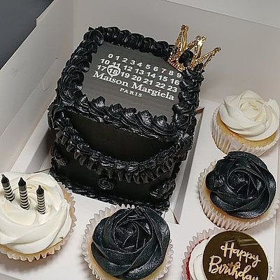 Bento Box 4in Cake 5 Cupcakes (Serves Up To 8)