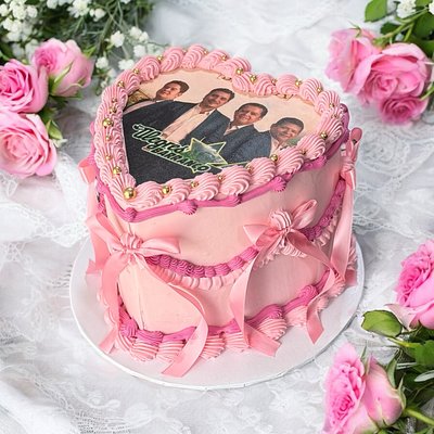 8in heart cake - (feeds 15-25)