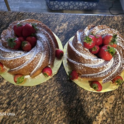 Vanilla Sponge Cake With Fresh Strawberries 🍓