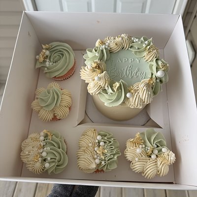 Bento Box With 5 Cupcakes
