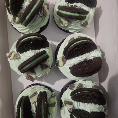 6 Andy's Mint Chocolate Cupcakes