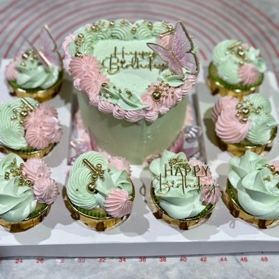 Standard Bento Box With 8 Cupcakes 