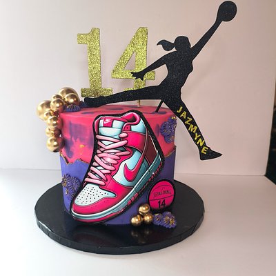 8 inch 3 Layer Cake (Starting @ 100.00$ and up)