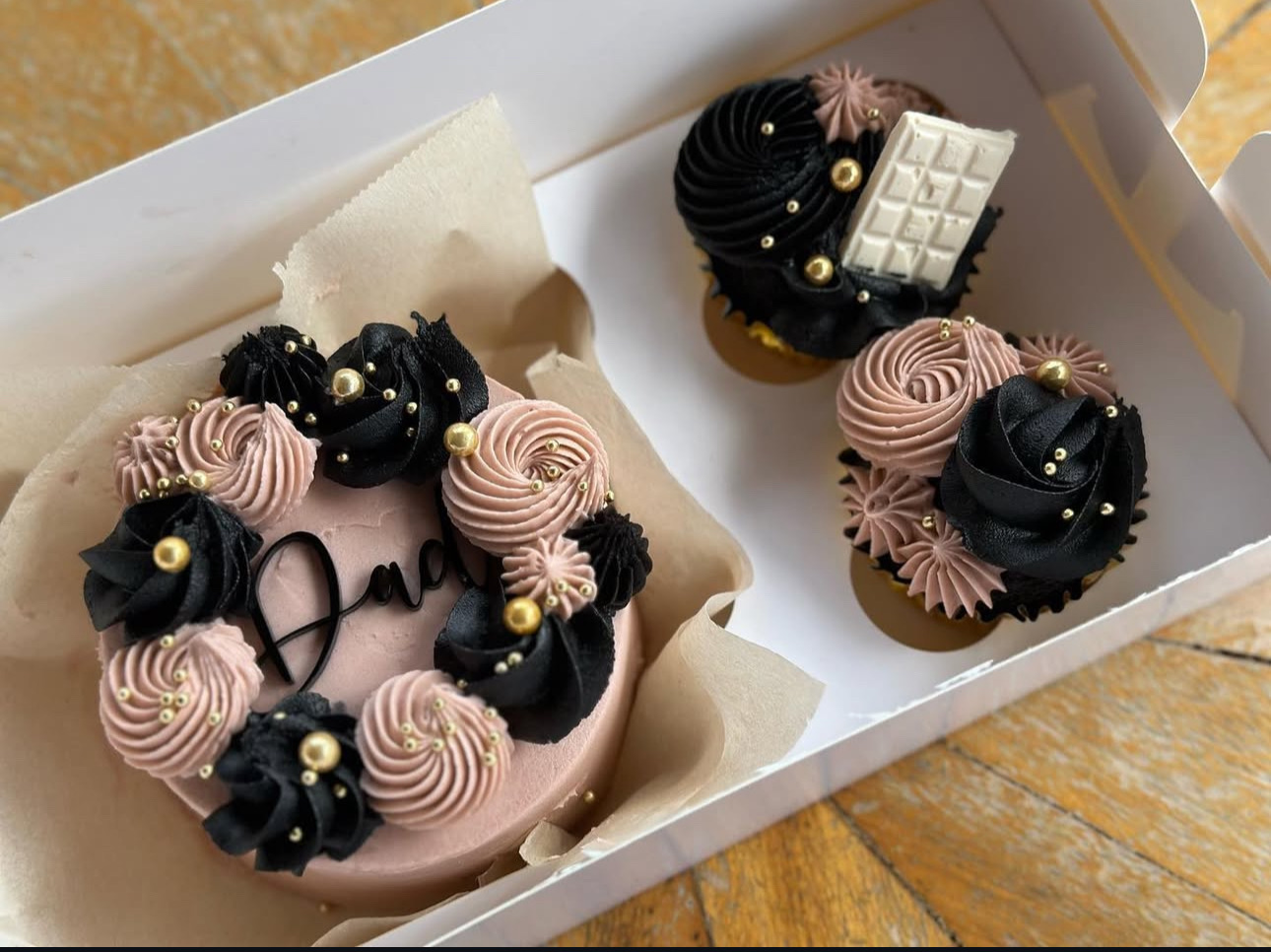 Bento Cake + 2 Cupcakes (for 8-10pp)