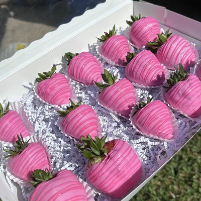 Treat Box(12 strawberries & 6 pretzels)