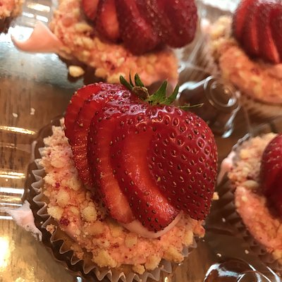 Fresh Strawberry Crunch Cupcakes 