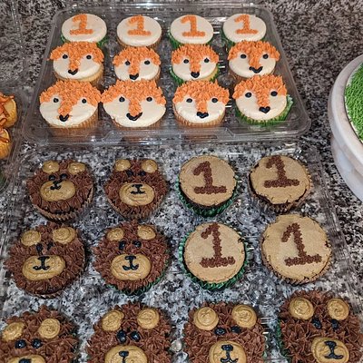 Custom Decorated Cupcakes 