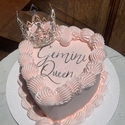6 Inch Heart Cake (feeds 10-16) 