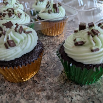 Chocolate Cre'me De Menthe Cupcakes - 6 Count