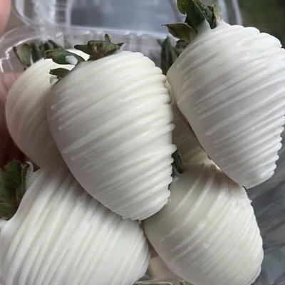 6count white or milk chocolate covered strawberries 