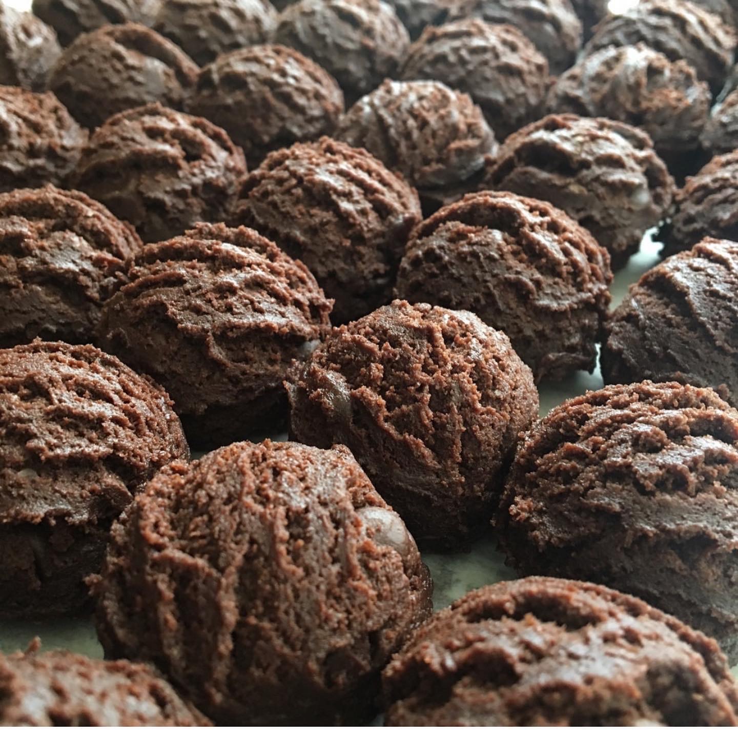 CHOCOLATE - 32oz container makes 21 cookies