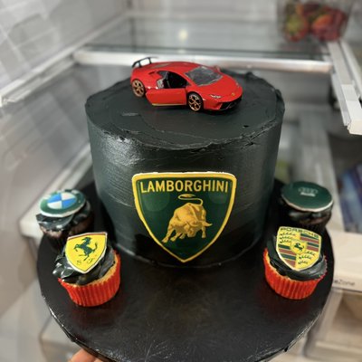 Custom Cakes 🎂