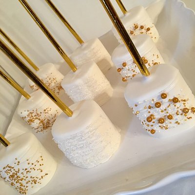 Simple Marshmallow Pops 
