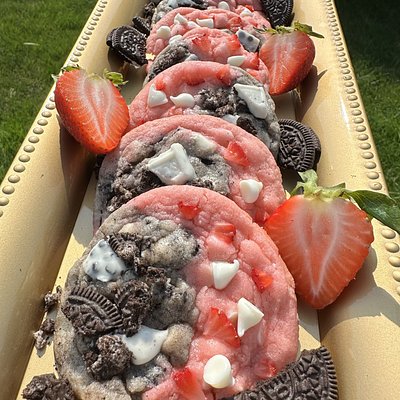 🍓✨Strawberry/Cookies ’n Cream Cookies