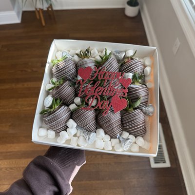 1 Dozen classic Strawberries 
