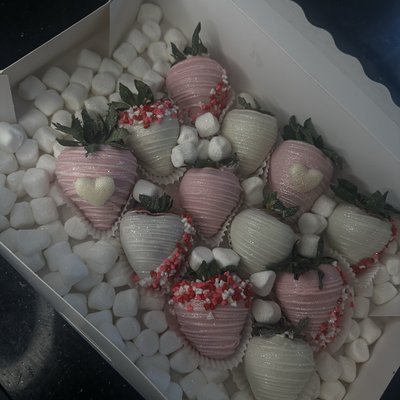 Dozen berry box (white chocolate w/color design) 