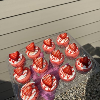 6 Strawberry Crunch Cupcakes